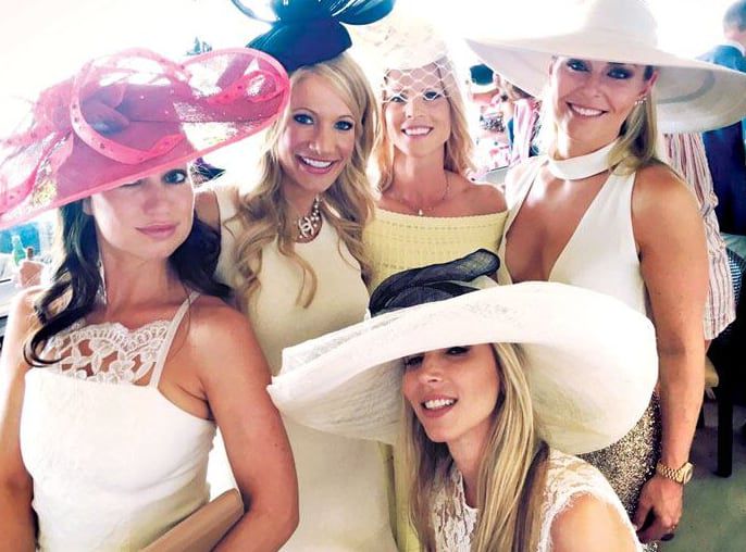 타이거 우즈의 전 여자친구인 린지 본(사진 뒷줄 오른쪽)과 우즈의 전처인 엘린 노르데그렌(사진 뒷줄 오른쪽에서 둘째). /린지 본 X(옛 트위터)