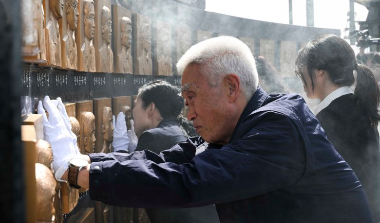 26일 평택 해군제2함대사령부 천안함 46용사 추모비 앞에서 거행된 제15주기 천안함 46용사 추모식에서 유가족들이 추모비에 새겨진 천안함 46용사 얼굴을 어루만지고 있다. /남강호 기자