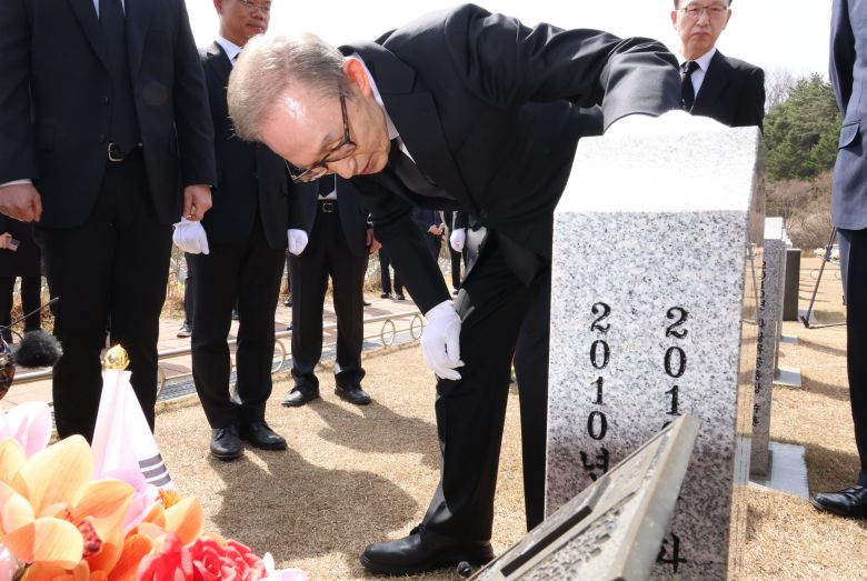 26일 천안함 피격 15주기를 맞아 국립대전현충원을 찾은 이명박 전 대통령이 천안함 46용사 묘역에서 참배한 뒤 묘비를 살펴보고 있다./연합뉴스