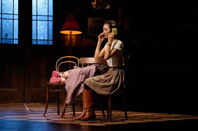 뮤지컬 '원스'의 가장 유명한 넘버 중 하나인 '이프 유 원트 미'(If You Want Me)를 부르는 '걸(Girl)' 역의 박지연. 무대 위 배우들이 모든 악기를 직접 연주하는 '액터 뮤지션' 공연이다./신시컴퍼니