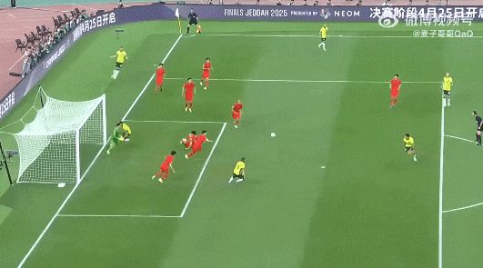 25일 항저우 올림픽 스포츠센터에서 열린 국제축구연맹(FIFA) 2026 북중미 월드컵 아시아 지역 3차 예선 조별리그 C조 8차전에서 호주가 1대0으로 앞서가던 전반 29분, 니샨 벨루필레이(호주)의 평범한 슈팅이 중국 골키퍼 왕달레이의 손을 스쳐 그대로 골문 안으로 들어갔다. /웨이보