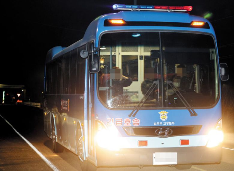 재소자 대이동 - 25일 오후 경북 청송군 경북북부교도소에서 재소자들을 태운 법무부 버스가 나오고 있다. /연합뉴스