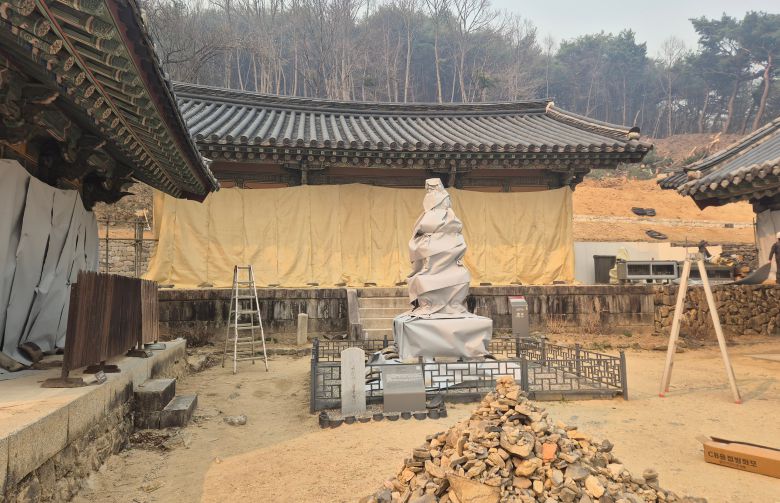 26일 경북 안동시 봉정사 국보 극락전이 방염포로 덮여 있다./연합뉴스