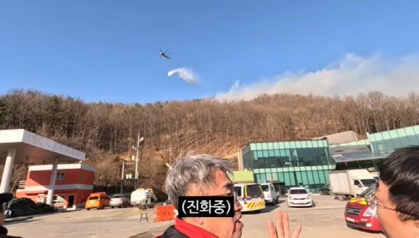 산불을 진화하고 있는 헬기 모습./유튜브 '충주시'