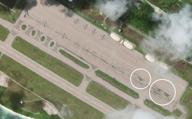 위성 촬영 사진에 포착된, 디에고 가르시아 섬 군사기지에 배치된 3대의 미 스텔스 전략 폭격기 B-2./AP 연합뉴스