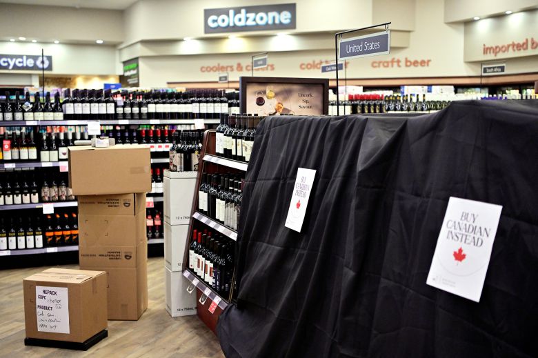 3월 10일 캐나다 브리티시컬럼비아주 밴쿠버의 BC 주류 매장에서 미국산 와인들이 치워진후 진열대가검은 천으로 덮여 있다./로이터 연합뉴스