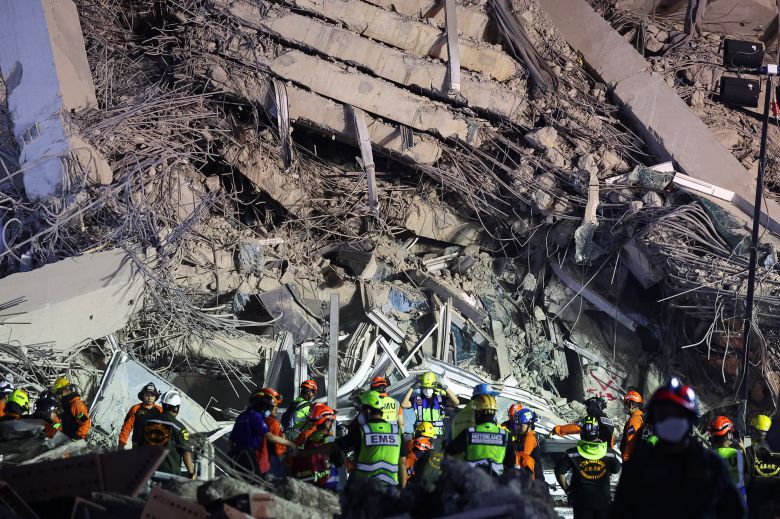 미얀마 만달레이 인근에서 발생한 강진으로 인접국 태국 수도 방콕의 한 건물이 무너져 내린 모습. /로이터 연합뉴스