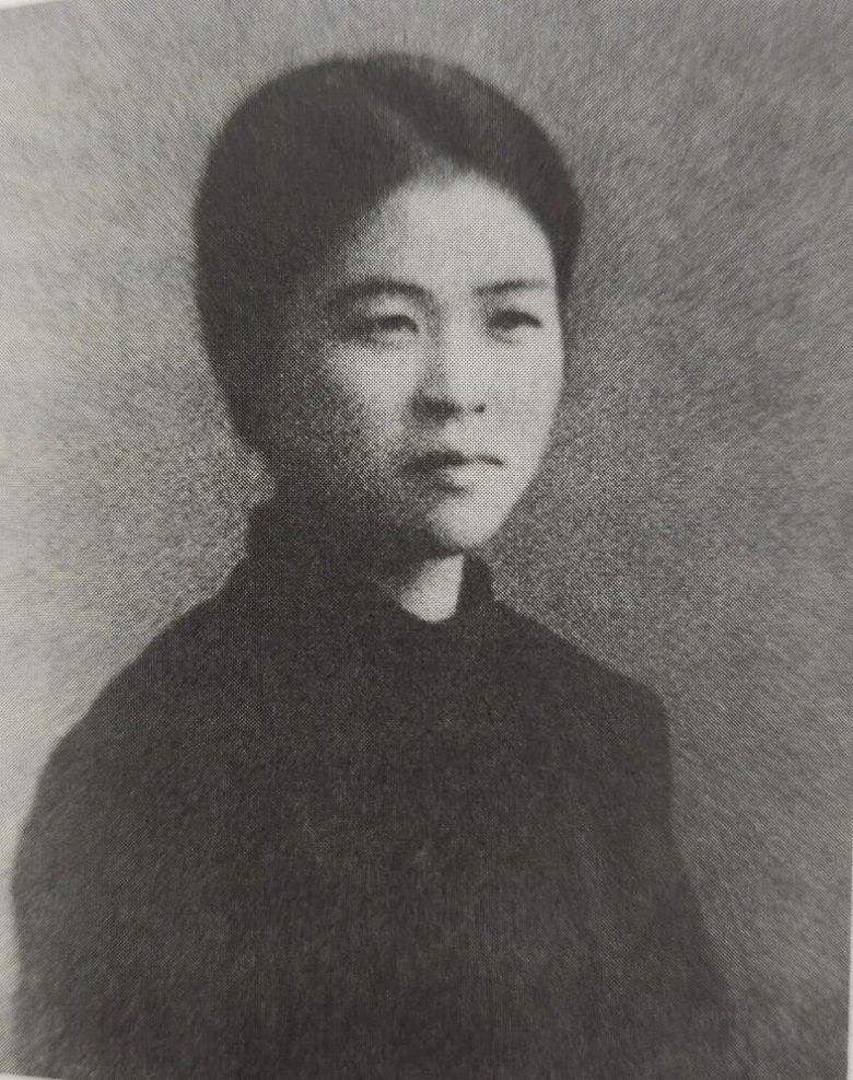 1928년 도쿄여자고등사범학교에 입학한 김삼순의 재학 시절 모습. 학문을 향한 집념이 대단했다.  김삼순은 홋카이도 제대 식물학과를 졸업하고, 1946년 서울대 사대 생물학과 교수로 있다가 1966년 57세때 규슈대에서 여성 최초의 농학박사를 땄다.  한국균학회 창립회장, 여성과학자 첫 학술원 회원 등 그가 남긴 최초의 기록이 여럿이다. 1999년 경향잡지 1570호에 실린 사진이다.