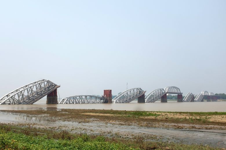 29일 미얀마 만달레이 서쪽 이라와디강을 가로지르는 아바 다리가 지진으로 붕괴한 모습./EPA 연합뉴스