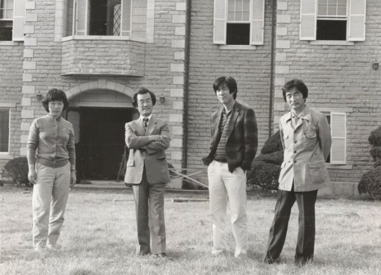 1981년 11월 서울 구기동 서울미술관 개관전을 열며 촬영한 사진. 왼쪽부터 화가 강명희, 김윤수 전 서울미술관장, 서울미술관을 설립한 화가 임세택 , 화가 권순철. /김달진미술자료박물관