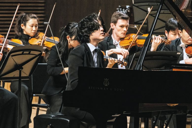 피아니스트 임윤찬이 28일 통영국제음악제 개막 연주회에서 라흐마니노프 피아노 협주곡 2번을 협연하고 있다. 그는 올해 이 음악제의 상주 연주자다./통영국제음악재단