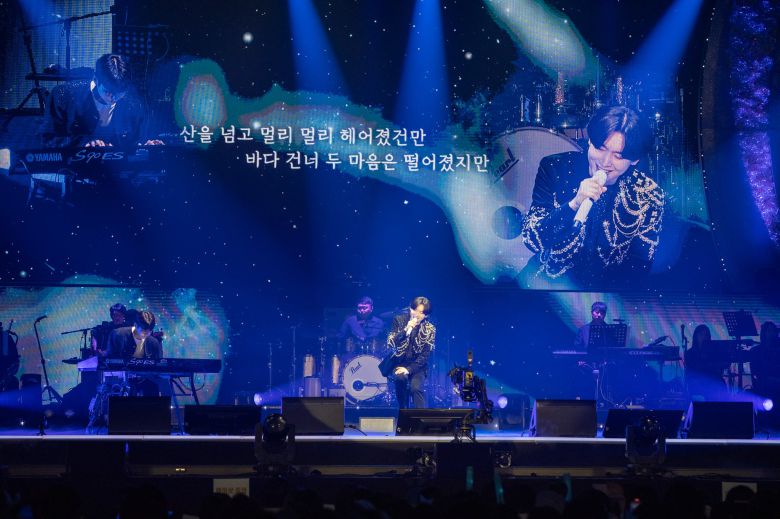 '미스터트롯3 전국투어-서울 공연'에서 '진 스페셜' 코너인 김용빈(오른쪽)과 크리스영의 합동 공연. 경연에서 '조수미 반주자'로 등장했던 크리스 영은 건반 연주로 김용빈이 1대1 데스매치에서 선보였던 패티김 '이별'과 화합했다.