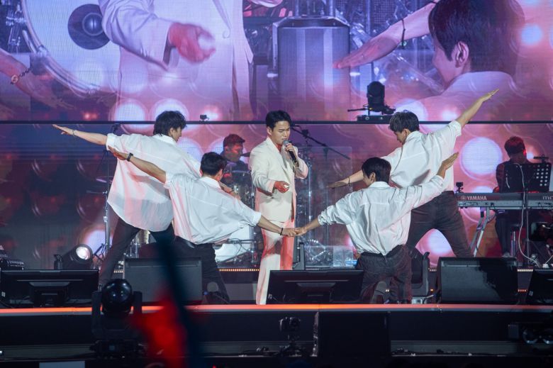 미스터트롯3 콘서트의 천록담. R&B 가수 이정으로, 또 과거 예능을 주름잡았던 말솜씨를 바탕으로, 다양한 장르 소화와 만담꾼을 넘나드는 전천후 트로트 가수 천록담으로 완벽 변신했다.  /밝은 누리