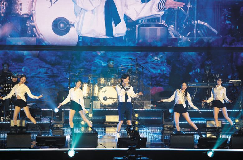 미스터트롯3 진(眞) 김용빈이 서울 콘서트에서 일본 가수 마쓰다 세이코의 히트곡 ‘푸른 산호초’를 선보이고 있다./밝은 누리