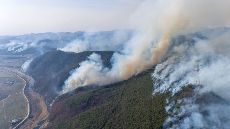 26일 오후 경북 의성군 신계리 산불 모습. /장련성 기자