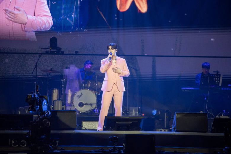 미스터트롯3 전국투어 콘서트-서울에서 단독곡을 부르고 있는 손빈아/밝은누리