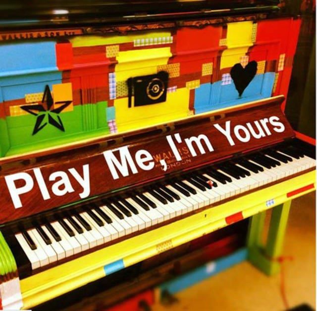 영국 설치 미술가 루크 제람(Luke Jerram)이 2008년 ‘플레이 미, 암 유어스(Play Me, I’m Yours·나를 연주해 줘)’라는 캠페인을 통해 설치한 거리 피아노/미디엄(Medium)