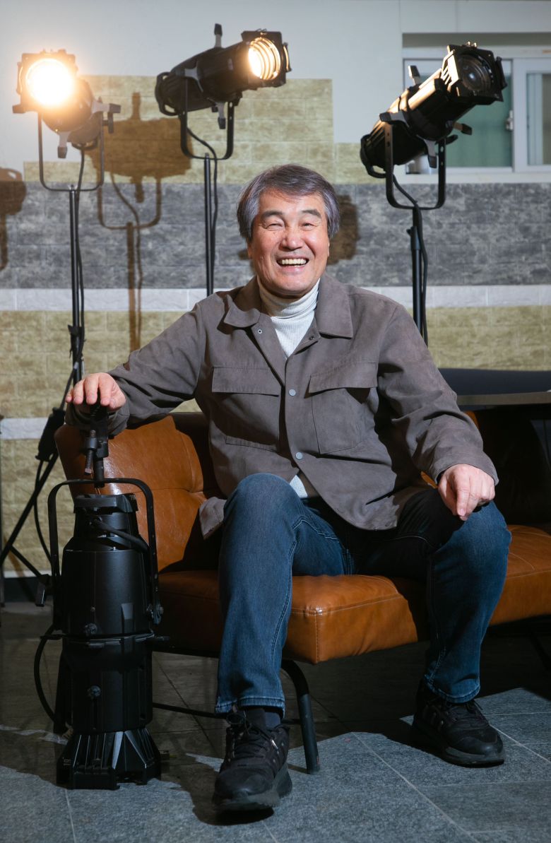 올해 제35회 이해랑연극상을 받는 김창기 조명 디자이너. /장련성 기자