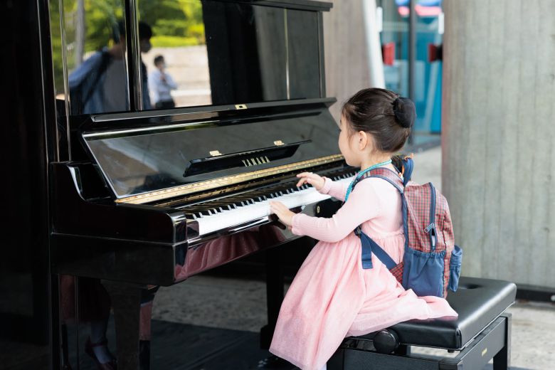 거리 피아노를 연주하는 일본의 한 어린이/balletholiday.com