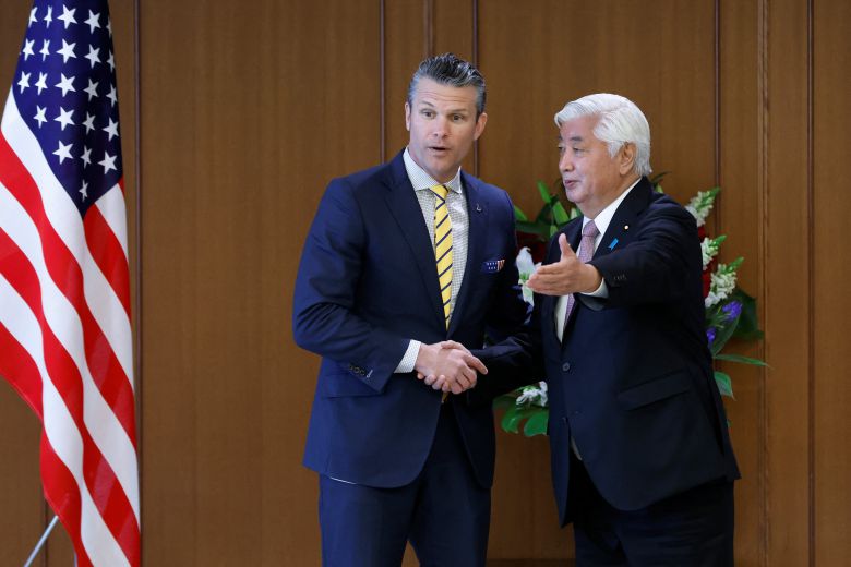 지난 30일 일본을 방문한 피트 헤그세스 미국 국방부 장관이 나카타니 겐 일본 방위상과 공동 기자회견을 하기전 악수 하고 있다.  /로이터 연합뉴스