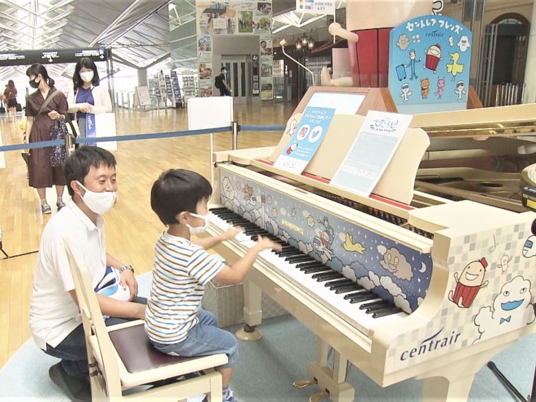 일본 아이치현 츄부국제공항에 설치된 거리 피아노를 한 아이가 연주하고 있다./토카이테레비