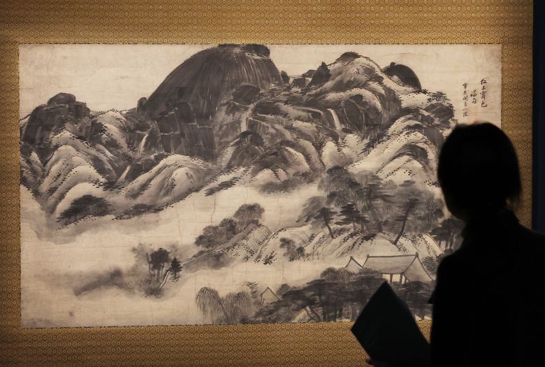 이건희·홍라희 부부의 수집품 1호인 국보 '인왕제색도'를 한 관람객이 감상하고 있다. /연합뉴스