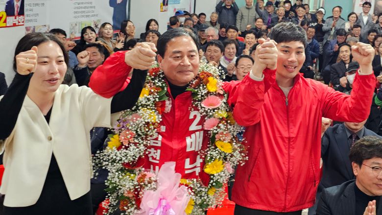 4·2 재·보궐선거에서 국민의힘 배낙호 후보가 당선이 확실시되자 선거캠프에서 지지자들과 기쁨을 나누고 있다. /뉴스1