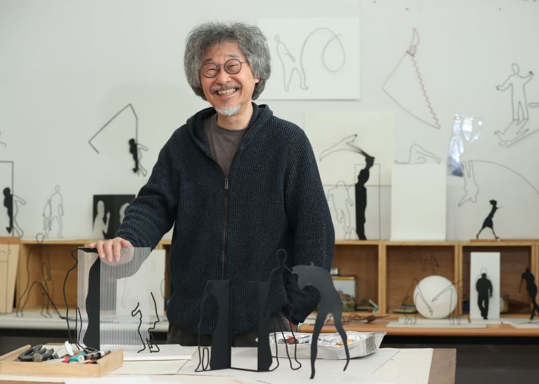 곽남신 작가가 다양한 인간 군상들의 실루엣 형상이 가득한 경기도 곤지암 작업실에 서 있다. /박성원 기자