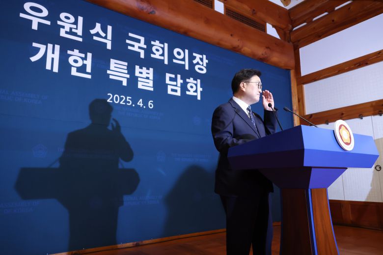 우원식 국회의장이 6일 오후 서울 여의도 국회 사랑재에서 이번 대선에서 개헌 국민투표를 함께 하자는 특별 담화를 하고 있다./뉴스1