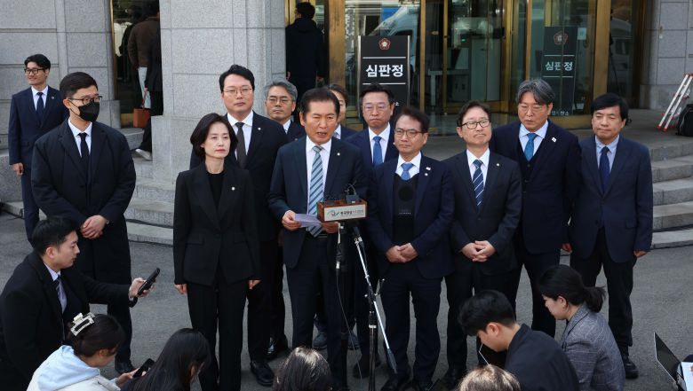 지난 4일 서울 종로구 헌법재판소 앞에서 국회 탄핵소추위원장인 정청래 법제사법위원장이 탄핵 인용 결정에 대한 입장을 말하고 있다./뉴스1