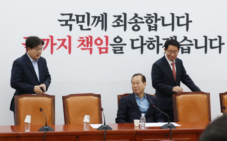 권영세 국민의힘 비상대책위원장과 권성동 원내대표, 김상훈 정책위의장이 6일 오후 서울 여의도 국회에서 가진 중진의원들과의 비상회의에 참석하고 있다./뉴스1