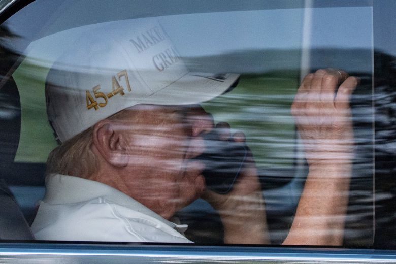 도널드 트럼프 미국 대통령이 6일 플로리다주 트럼프 내셔널 골프클럽으로 향하는 차량 안에서 전화 통화를 하고 있다. /AP 연합뉴스