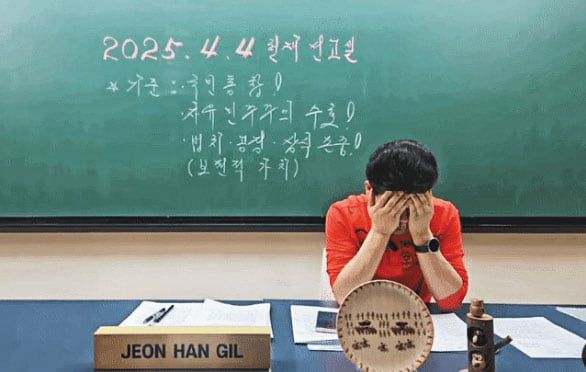 전한길씨가 지난 4일 윤석열 대통령 탄핵소추가 인용되자 얼굴을 감싸며 괴로워하고 있다. /전한길씨 유튜브 방송