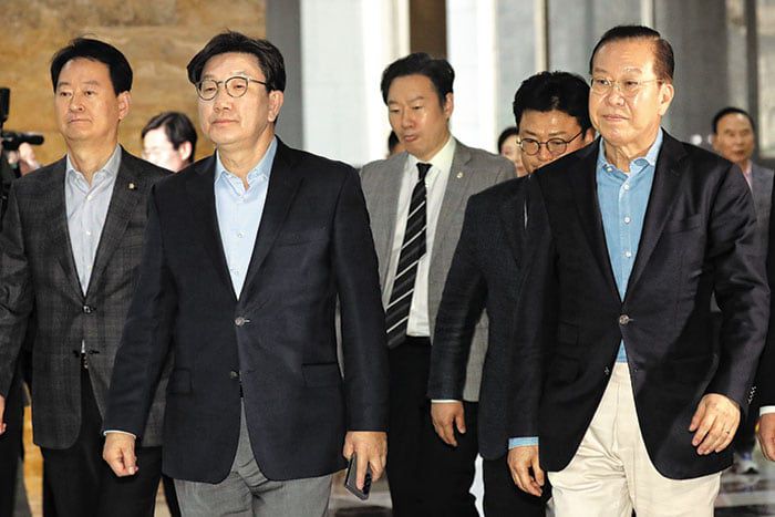 긴급 의총 참석하는 국민의힘 지도부 - 국민의힘 권영세(맨 오른쪽) 비상대책위원장과 권성동(왼쪽 둘째) 원내대표 등 국민의힘 지도부가 6일 오후 국회에서 당 긴급 의원총회를 하기 위해 회의장으로 이동하고 있다. /남강호 기자