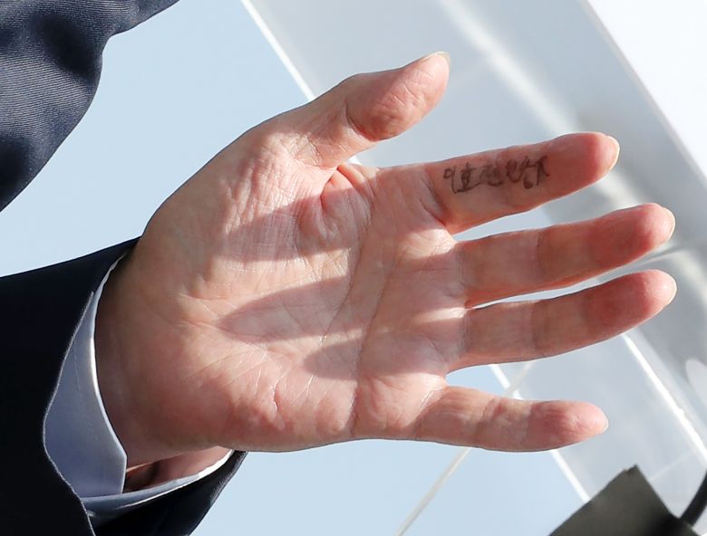 안철수 국민의힘 국회의원이 8일 서울 광화문 이순신 동상 앞에서 제21대 대통령 선거 출마 기자회견을 하고 있다. 이날 안 의원의 손가락에는 ‘이효진 원광大(대)‘라고 적혀있어 눈길을 끌고 있다. /남강호 기자