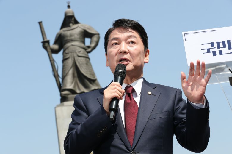 국민의힘 안철수 의원이 8일 서울 광화문 이순신 동상 앞에서 제21대 대통령 선거 출마 기자회견을 하고 있다. /남강호 기자