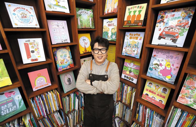 2025년 3월 27일 오전 부산 수영구에 위치한 서점 '주책공사'의 이성갑 대표가 포즈를 취했다./김동환 기자