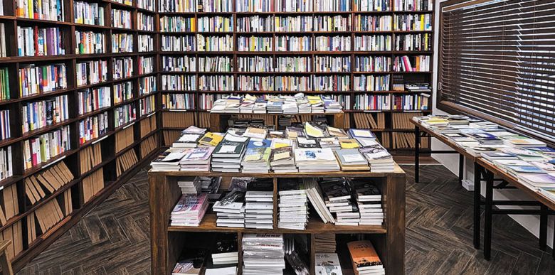 중앙 매대에 독립 출판물을 놓고 일반 장서는 책장에 꽂은 서점 내부. /곽아람 기자