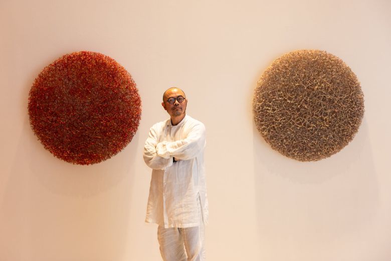 비 따끙 팟타노팟 작가가 전시장에 걸린 자신의 작품 앞에 서있다. /한세예스24문화재단