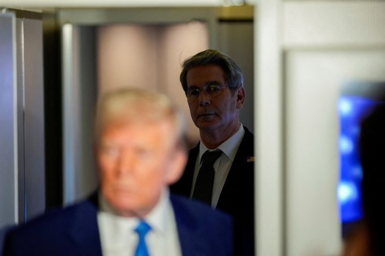 스콧 베센트 재무장관이 지난 6일 플로리다주 마러라고로 떠나기에 앞서 앤드루스 공군기지에서 기자들과 얘기하는 트럼프 대통령을 뒤에서 지켜보고 있다. 베센트는 마러라고에서 트럼프에게 '관세 유예'를 설득하고 함께 워싱턴 DC로 돌아왔다./로이터 연합뉴스