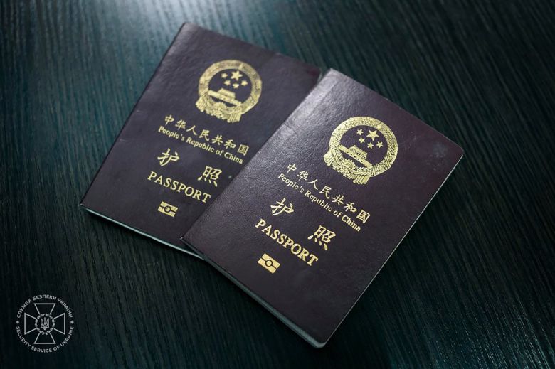 우크라이나 측이 생포한 중국인들의 여권이라며 관련 사진을 공개했다. /EPA 연합뉴스