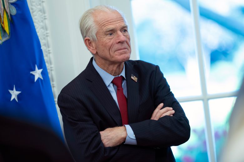 피터 나바로 무역 및 제조업 담당 고문이 9일 미국 워싱턴 DC 백악관에서 도널드 트럼프 미국 대통령이 행정명령에 서명하는 모습을 지켜보고 있다. /EPA 연합뉴스