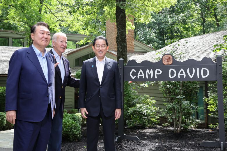 지난 2023년 8월 워싱턴 DC 인근 캠프 데이비드에서 만난 한·미·일 정상. (왼쪽부터 당시 직함 기준으로) 윤석열 대통령, 조 바이든 미 대통령, 기시다 후미오 일본 총리. /연합뉴스