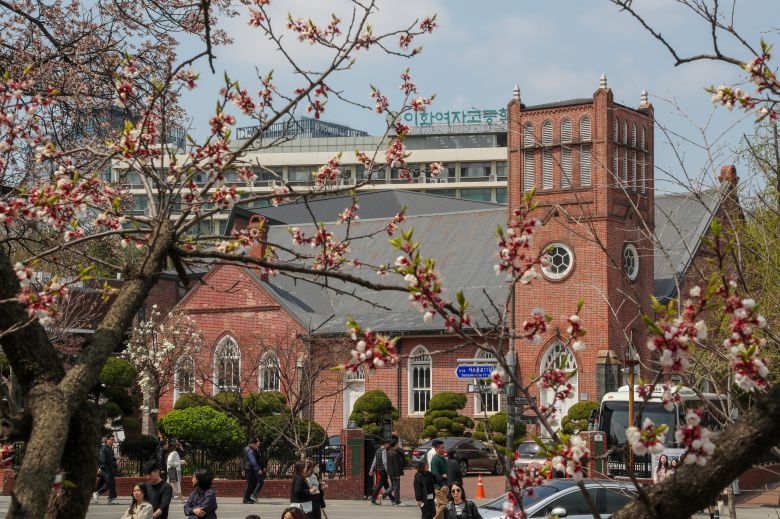1897년 완공된 정동제일교회 벧엘예배당 앞을 시민들이 산책하고 있다. 벧엘예배당은 한국 최초의 서양식 예배당으로 파이프오르간과 서양식 결혼식 등 근대 문명을 실제로 체험하는 공간의 역할을 했다. /박성원 기자
