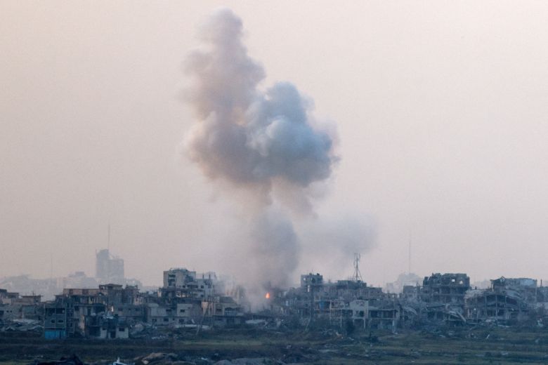 지난 2일  가자지구에서 이스라엘 공군의 공습 후 연기가 피어오르고 있다. /로이터 연합뉴스