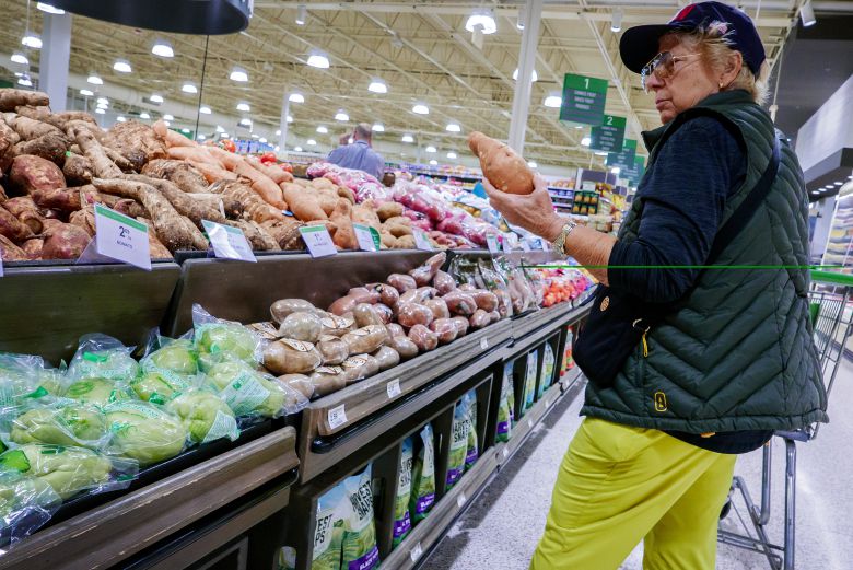 9일(현지 시각) 미국 플로리다주 마이애미에 있는 한 슈퍼마켓에서 한 고객이 식료품을 고르고 있다. 트럼프 대통령의 상호관세 부과로 미국 소비자들이 일부 품목에 대한 사재기가 일어나고 있다./EPA 연합뉴스
