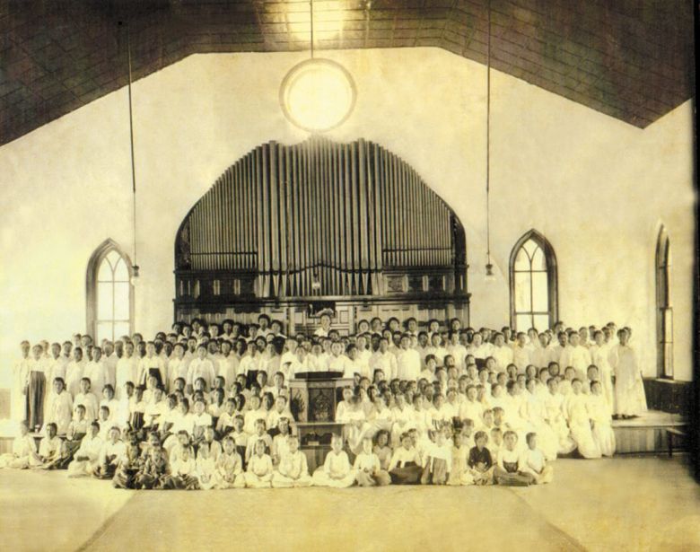 벧엘예배당에 1918년 최초로 파이프오르간이 설치된 후 여성 신자들이 기념촬영했다. /정동제일교회