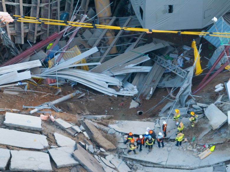 11일 오후 경기 광명시 일직동의 지하철 신안산선 지하 공사장 붕괴 현장에 출동한 소방 관계자들이 무너진 작업장을 둘러보고 있다. 주민들은 광명시의 안내에 따라 주변 학교와 체육관으로 대피했다. /박성원 기자