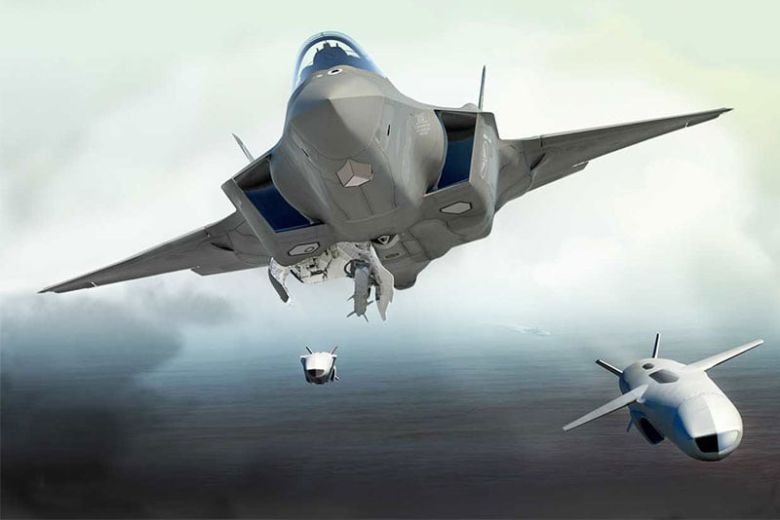 F-35A 전투기 내부 무장창에 탑재되는 노르웨이 콩스버그사의 JSM 순항미사일을 담은 컴퓨터 그래픽. 일본 항공자위대가 2021년부터 도입해 운용 중인 이 미사일은 대만 유사시 중국 함대를 공격할 주요 무기 중 하나이다. /콩스버그