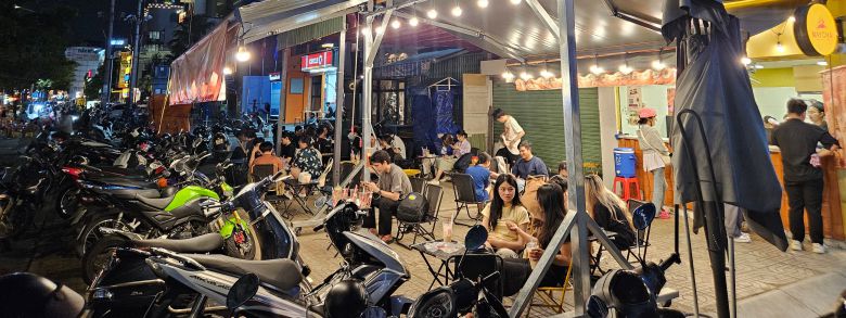 베트남 호찌민시 길거리에서 삼삼오오 모여있는 베트남 청년들. 2025년 1분기 베트남의 15~34세 청년 중 학교를 다니지 않거나 직업 교육을 받지도 않으며 일도 하지 않는 '3무 청년'은 135만명이었다. /호찌민=이미지 기자